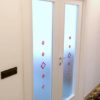 Fornitura e posa di porte interne laccate bianche inoltre di vetrate artistiche con murrine artigianali per dare luce e colore.